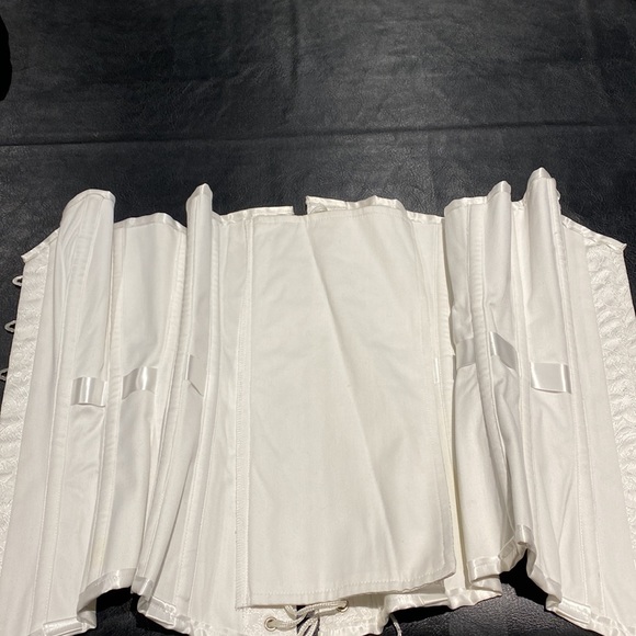 Corset - Picture 3 of 5